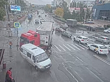 Камера сняла, как фура въехала в остановку в Волгограде