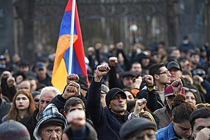 Противники Пашиняна приковали себя наручниками в Ереване
