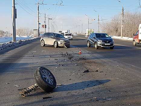 Иномарка влетела в маршрутку на улице Новоажимова в Ижевске