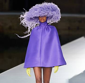 Сочные оттенки, шляпы-медузы и платья с кринолином в новой кутюрной коллекции Valentino