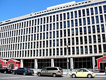 Министр образования США заработала больше всех в администрации