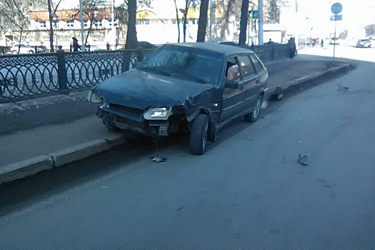 Стали известны подробности столкновения Land Cruiser и ВАЗ в Уфе