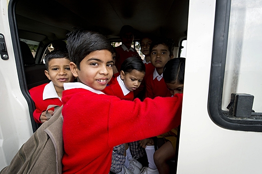 В Индии водитель на ходу выпрыгнул из автобуса с детьми