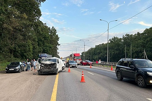 На трассе М-4 в Воронежской области столкнулись 5 автомобилей