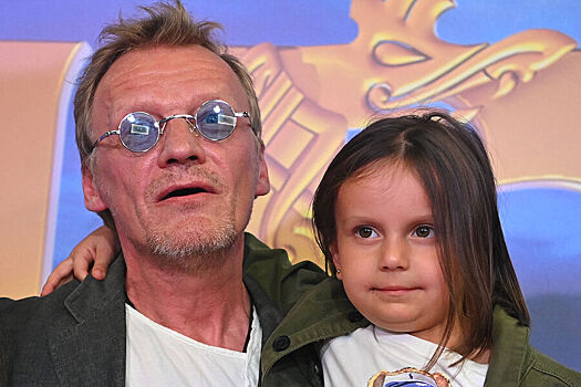 Алексей Серебряков пришел на&nbsp;светскую премьеру с&nbsp;внучкой Агатой