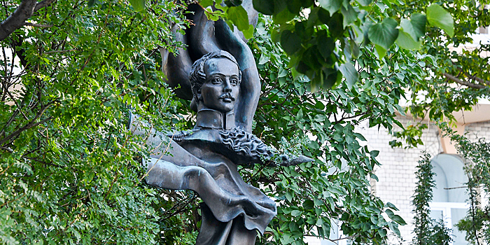Памятник Михаилу Лермонтову отремонтируют на Новом Арбате