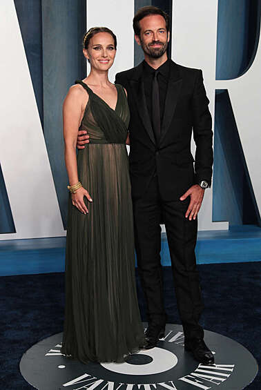 Актриса Натали Портман и ее муж, хореограф Бенжамен Мильпье на церемонии вручения премии «Оскар», 27 марта 2022 года