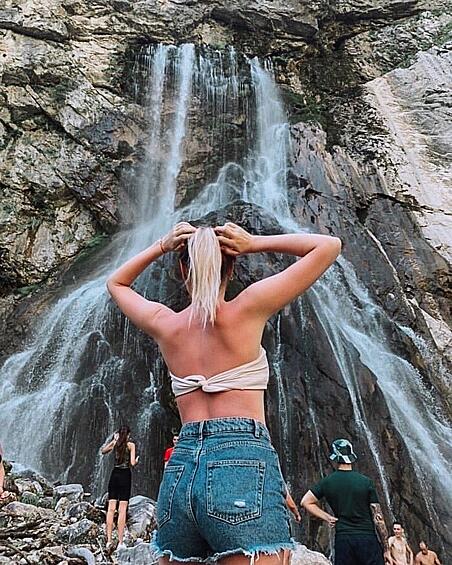 На фоне знаменитого Гегского водопада сделать фото без людей крайне сложно.