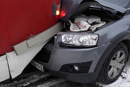 На улице Фрунзе автомобиль Chevrolet Captiva залетел под трамвай