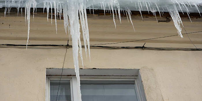 Ледяные «убийцы»: кто отвечает за сосульки на крышах в России?