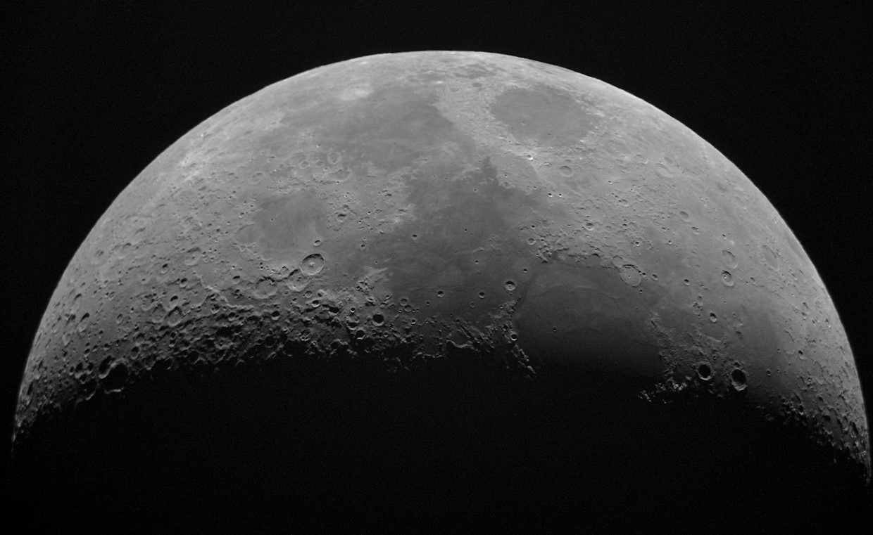 Из-за чего на Луне иногда появляются таинственные огни