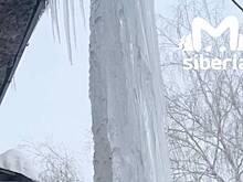 Жители российского города испугались гигантской сосульки с двухэтажный дом