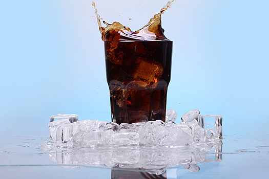 Терапевт: при болезнях горла можно пить колу со льдом