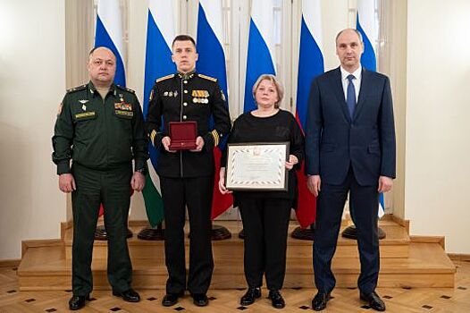 Губернатор Денис Паслер с командованием ЦВО вручил медаль «Золотая Звезда» Героя России семье погибшего участника спецоперации