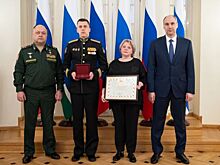 Губернатор Денис Паслер с командованием ЦВО вручил медаль «Золотая Звезда» Героя России семье погибшего участника спецоперации