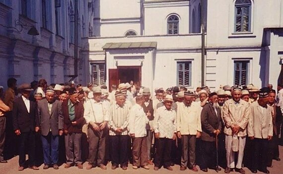 Фотомарафон "100-летие ТАССР": на похоронах в мечети "Марджани", 1988 год