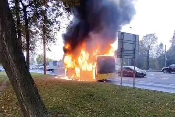 В Петербурге загорелся автобус детьми
