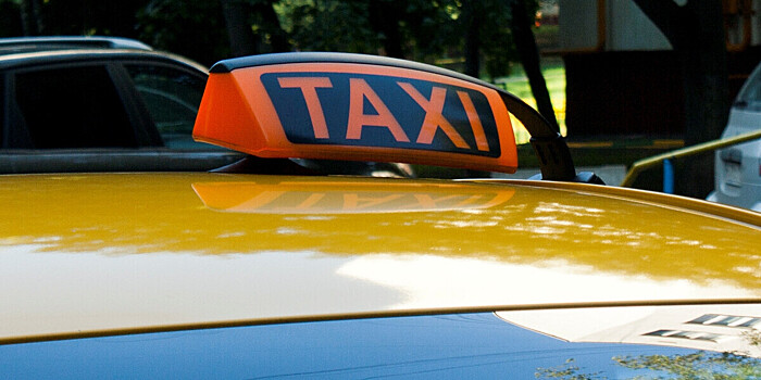Поездка на такси в Крым обошлась москвичу в десятки тысяч рублей