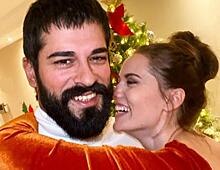 У новогоднего стола: Бурак Озчивит с женой и сыном Караном запечатлелся в домашней обстановке