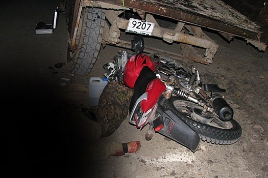 В Тюменской области байкер протаранил телегу и погиб