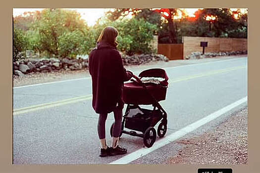 Актриса Лили Коллинз выложила фото с новорожденной дочерью