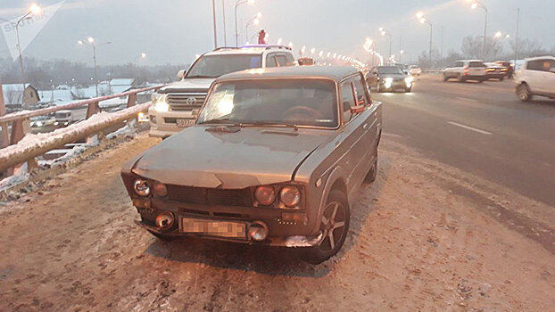 Дорожный работник погиб после наезда автомобиля в Алматы