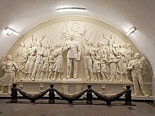 Товарищ Сталин вернулся с девушками в прозрачных юбках. Как москвичи отреагировали на барельеф с вождем в метро