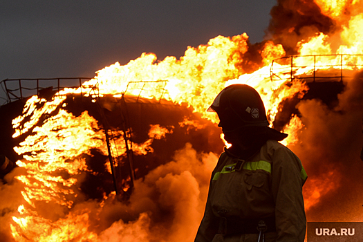 В Коми осложнилась ситуация с пожаром на резервуаре с нефтью