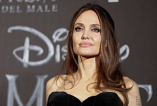 48-летняя Анджелина Джоли восхитила фанатов внешностью без макияжа