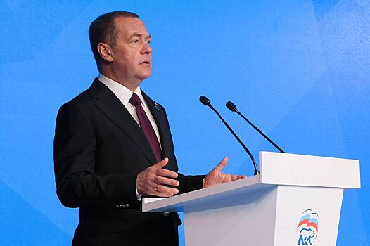 Медведев рассказал о повышении МРОТ в России