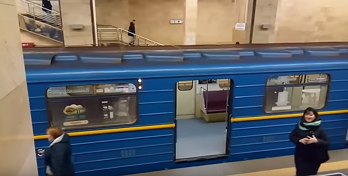 Голый мужчина в киевском метро едва не угнал поезд