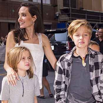 «Эти девочки вылитые мальчики»: в Сети обсуждают новые фото Анджелины Джоли с детьми