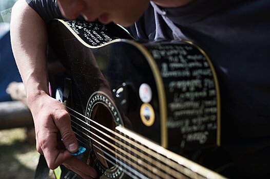 Врач шикарно спел под гитару — видео с кыргызстанцем покоряет Instagram