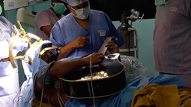 В Индии пациент играл на гитаре во время операции на мозге: видео