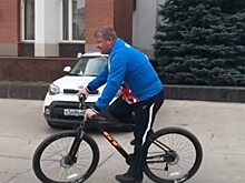 Исаев в День города сменил дорогую иномарку на велосипед