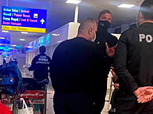 Россиянам объявили о нехватке мест в самолете из Турции и бросили их в аэропорту