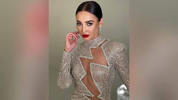 Бузова с мешком на голове еле влезла в праздничное платье