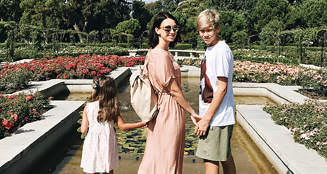 Актриса Настя Цветаева объяснила на своем примере, почему кесарево сечение не легче естественных родов