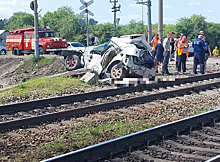 В Серышевском районе под поезд попал автомобиль - 3 человека погибли, 2 подростка пострадали
