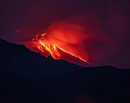 На Камчатке извергается один из крупнейших вулканов России
