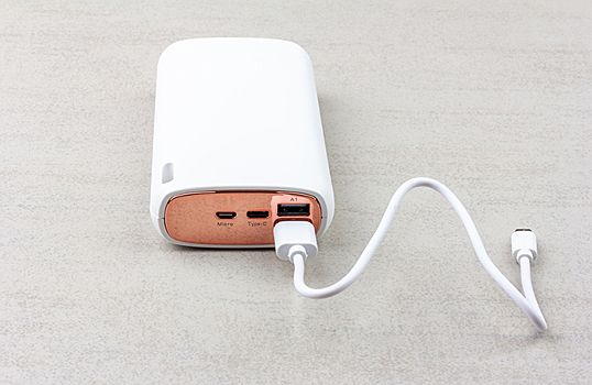 Авиакомпании запрещают использовать пауэрбанки на борту самолета