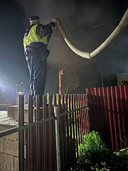 Автоинспекторы Марий Эл помогли гражданам вынести вещи из загоревшегося ночью дома и потушить пожар