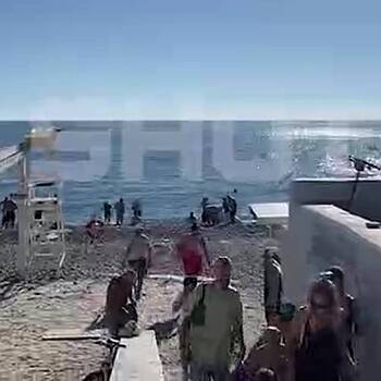 Отдыхающих начали эвакуировать с пляжей в Сочи