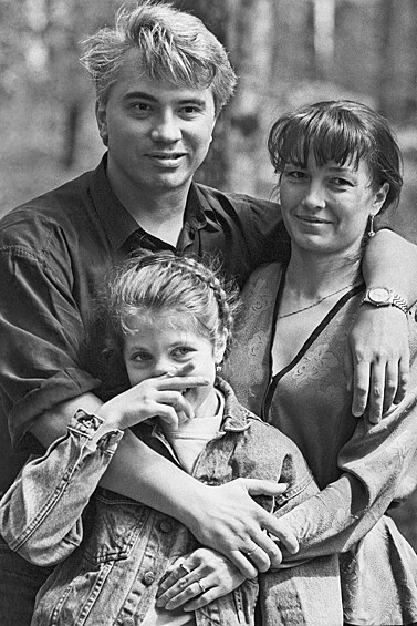 С женой Светланой и ее дочерью Машей, 1993 год