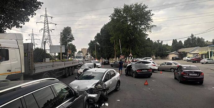 В Ростове в ДТП пострадали пять автомобилей