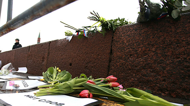 В Казани задерживали активистов из-за возложения цветов в память о Немцове