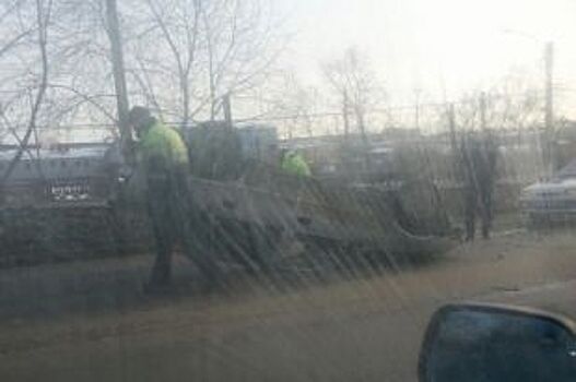 На Блюхеровском мосту образовалась пробка из-за перевернутой «Дэу Нексии»