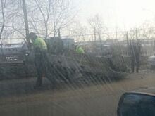 На Блюхеровском мосту образовалась пробка из-за перевернутой «Дэу Нексии»