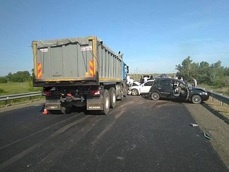 ДТП в Сорочинске: Scania въехала в колонну автомобилей