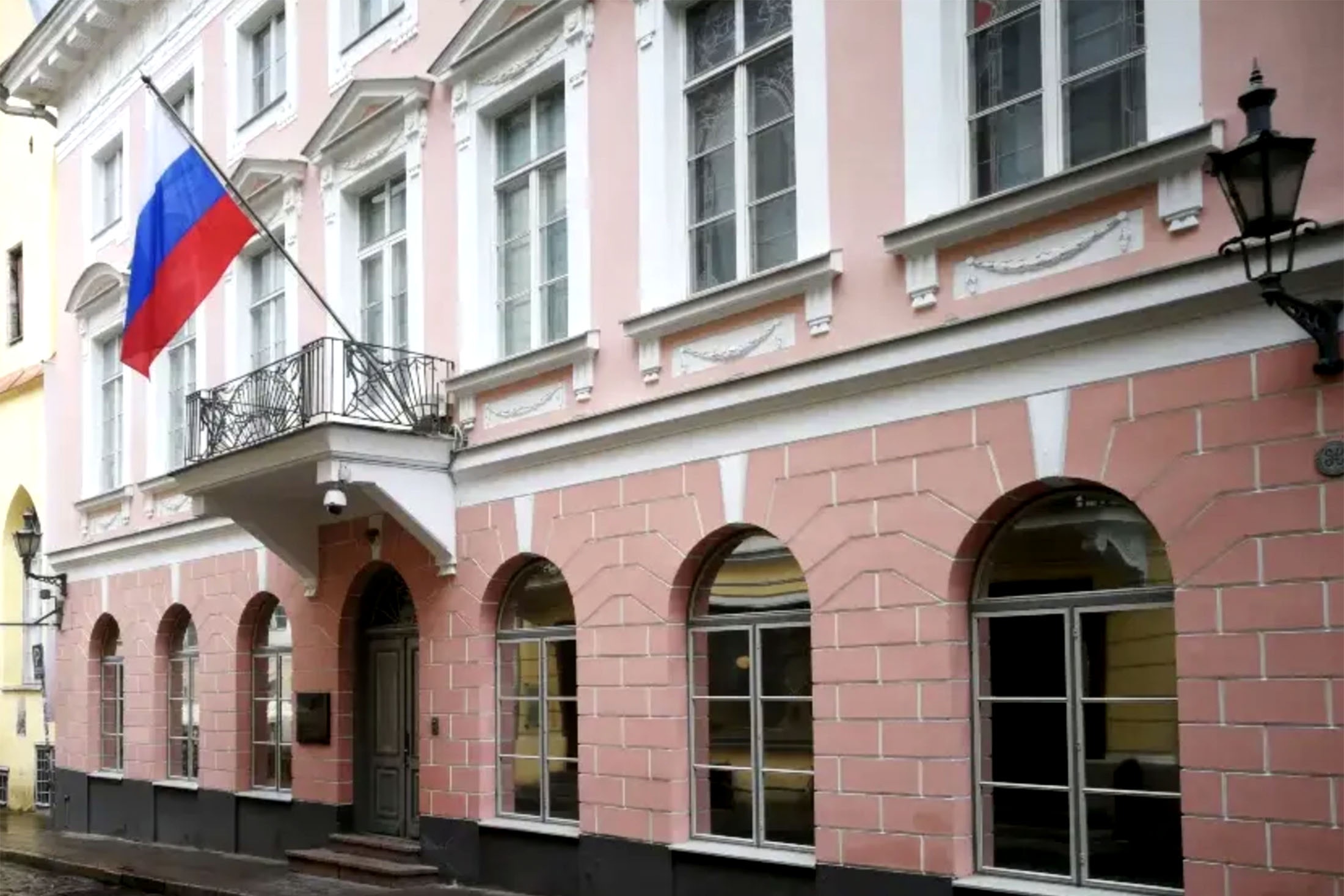 Посольство России в Эстонии заявило о «неприкрытом воровстве» российских активов